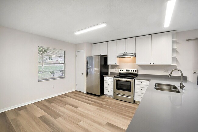 Photo - 202 Fernwood St