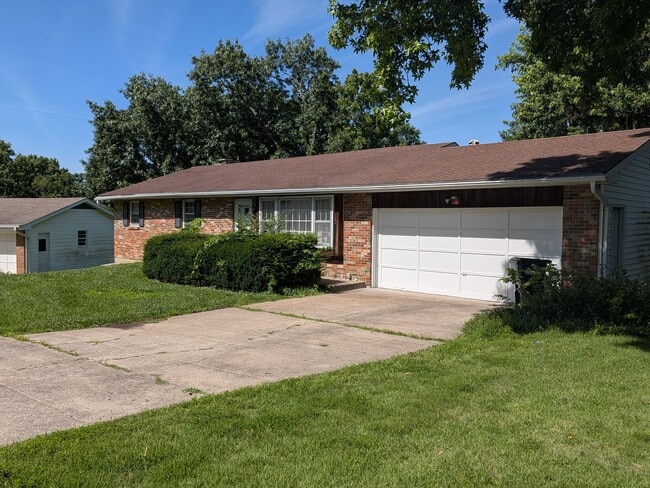 2513 Lilac Dr