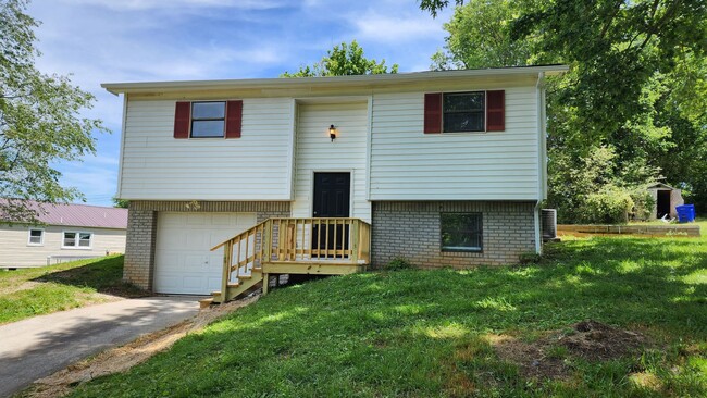 Building Photo - Nice Split Level Home- Ready for you to Call Home Today!