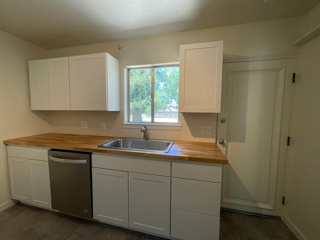 Photo - 705 W Roseburg Ave