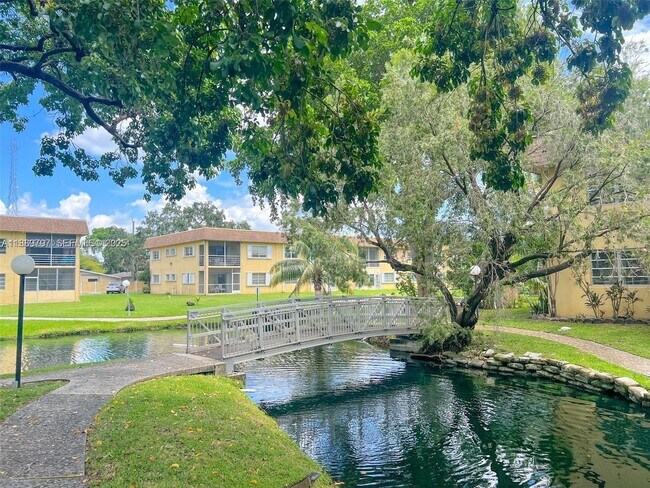 Building Photo - 5140 SW 40th Ave Unit 5C