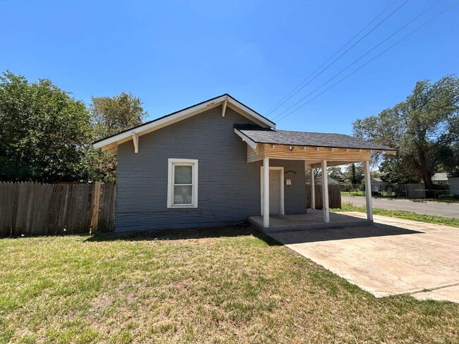 Building Photo - This remodeled charmer is close to Tech and ready for new tenants 7-15-26