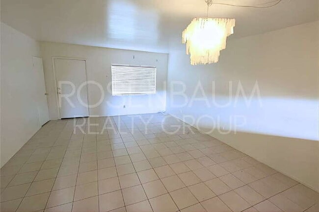 Photo - 1326 N Miller Rd Unidad a