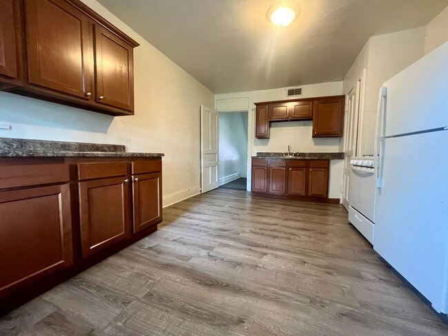 Photo - Large 3 BR in South Oakland! Covered Balcony! Close to Campus! Unidad WEL02