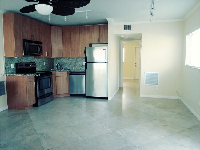 Photo - 1864 NE 46th St Unidad E1
