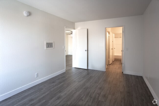 1BR, 1BA-750 SF