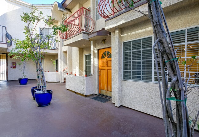 PUERTA DE LA UNIDAD DELANTERA - 908 S Shenandoah St Unidad 108