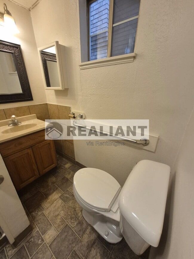 Photo - 805 Oak St Unit Apartment 2