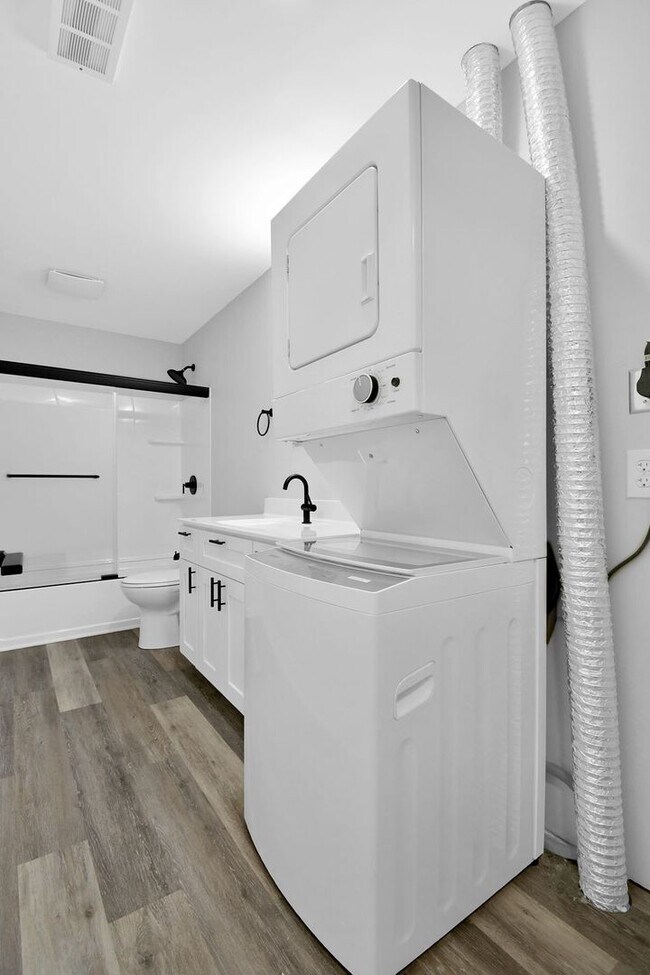 Photo - Freshly Renovated Duplex. Upstairs and Downstairs Units Available Now. Schedule a Schedule Today! Unidad B