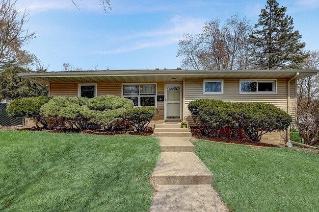 Charming Bi-Level Home in Sunset Village -... - Charming Bi-Level Home in Sunset Village -...