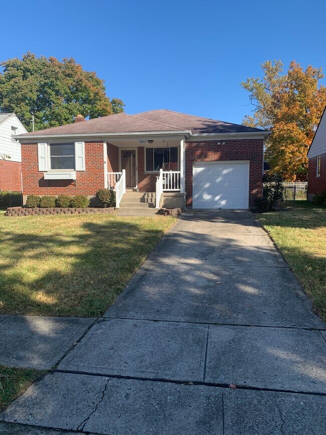 Lovely Ranch Home with Hardwood Floors and... - Lovely Ranch Home with Hardwood Floors and...