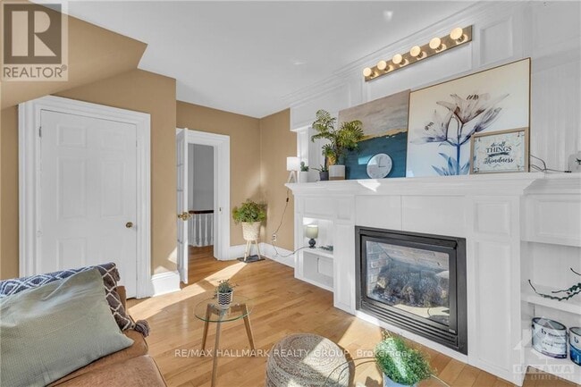 Photo - 15 Elmsley St N