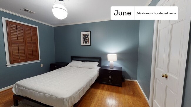 Room in Shared 7 bed/4 bath home in Southwest Waterfront