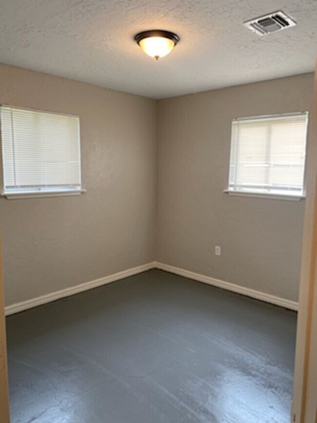 Photo - 1408 NW Ozmun- AVAILABLE NOW!