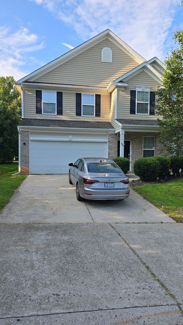 Building Photo - Spacious 4-Bedroom Home in Fiddlers Glenn ...