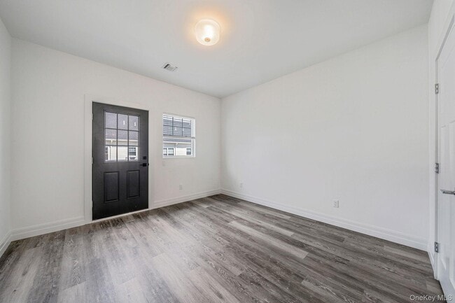 Building Photo - 725 Eastview Dr Unit (Elm Upper w/ Loft)