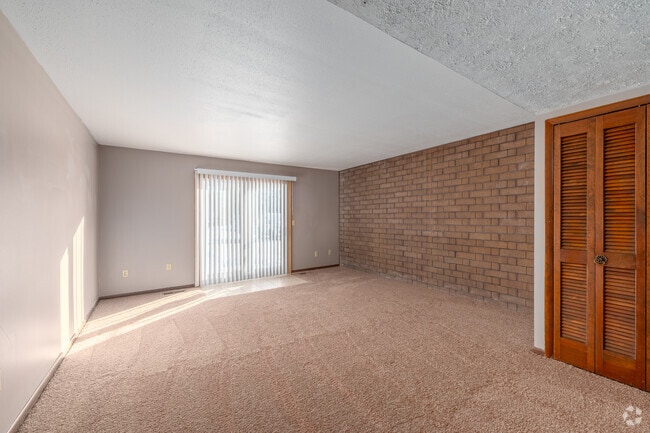 2BR, 1.5BA - 1,033SF - Living Room