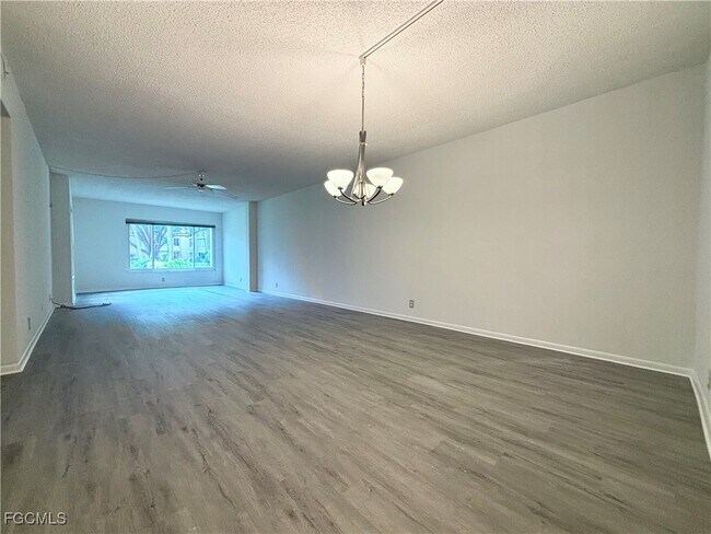Building Photo - 2264 Winkler Ave Unit 107