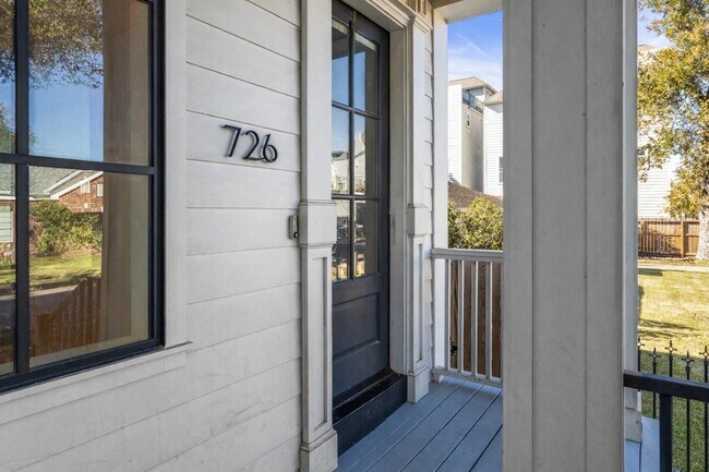 Photo - 726 E 28th St