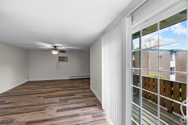 Building Photo - Clay Court Apartments