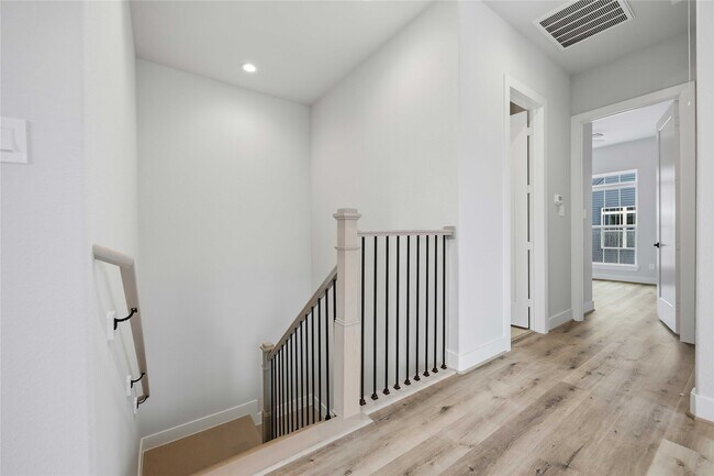 Building Photo - 6111 Campos Dr