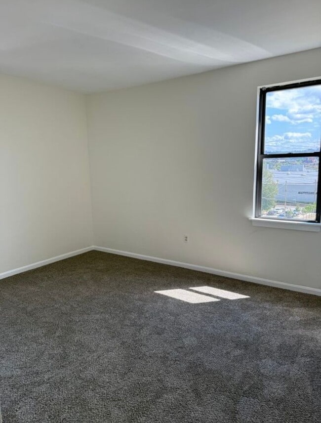 Photo - 939 Lamont St