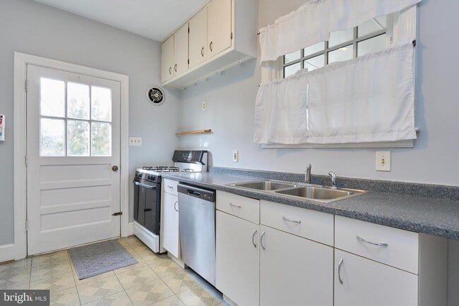 Building Photo - 304 N Highland St