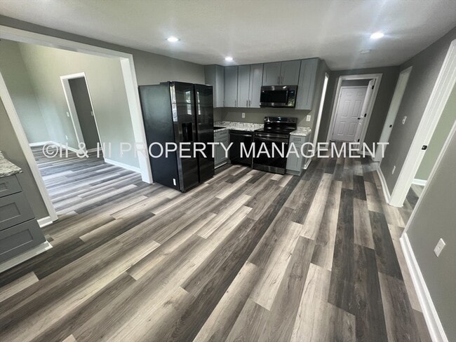 Photo - 310 W Poplar St