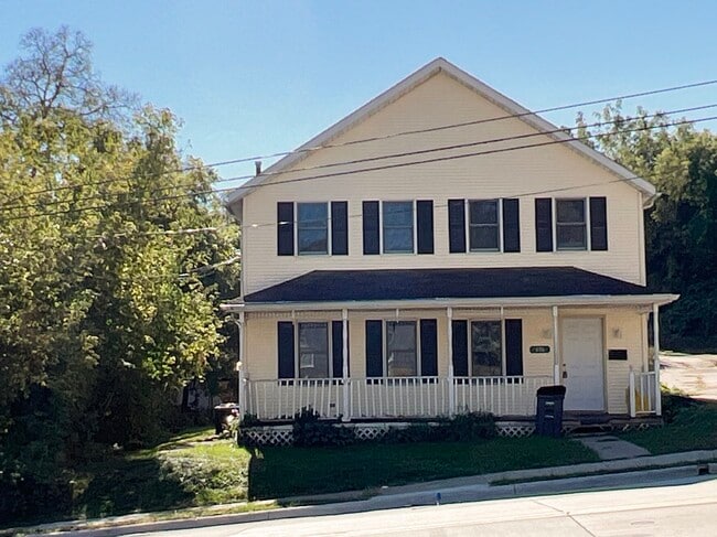 Photo - 696 University Ave
