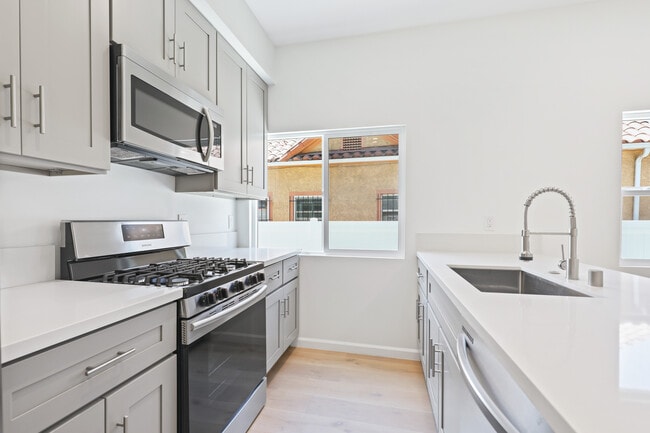 Photo - 5234 W 20th St Unidad 5234 Lower Floor