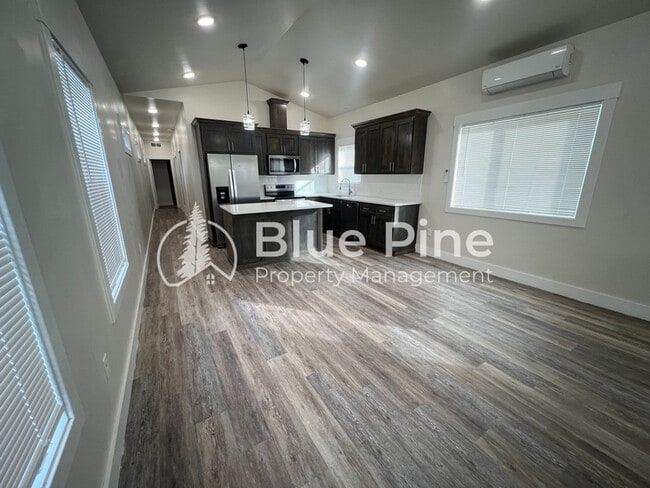 Photo - 323 Gladstone St