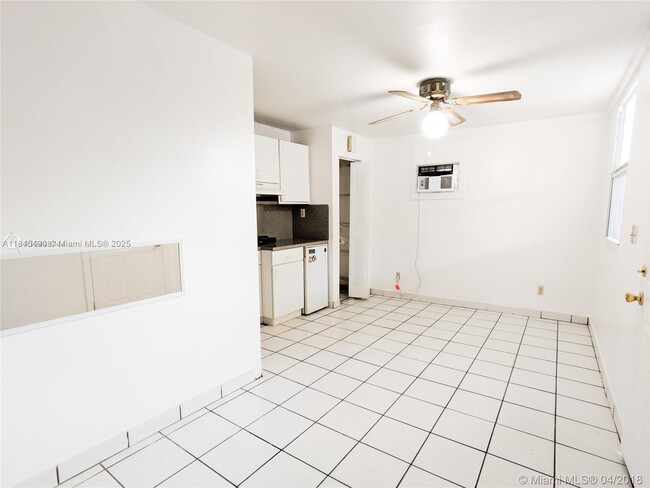 Building Photo - 2433 SW 11th St Unit B Rental