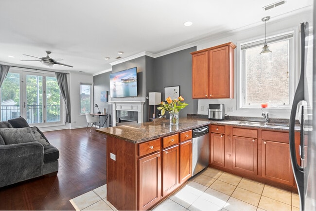 Photo - 2539 W Warren Blvd