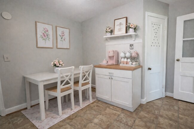 Photo - 5817 KINGSWOOD