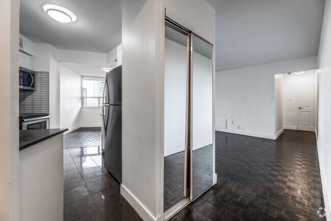 2BR, 1BA - 982SF - Hallway