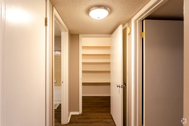 Armario para ropa blanca Fase I en 1 dormitorio - Magnolia Apartments