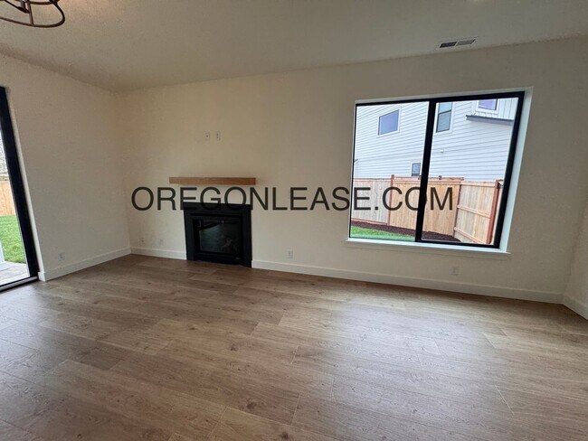 Photo - Brand new 3 bedroom 2.5 bath Coburg townhome Unit 32732 Coburg Creek