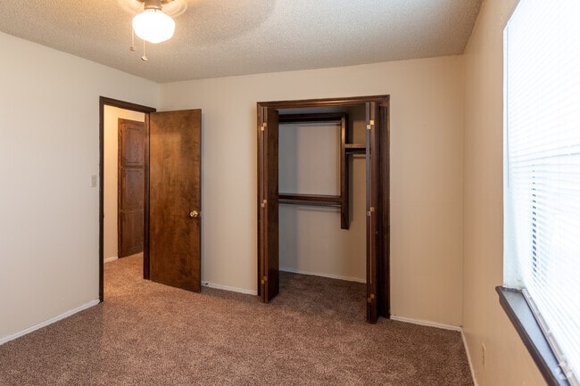 2BR, 1BA - 842SF