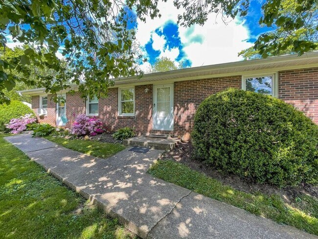 Building Photo - 250 Avena Rd