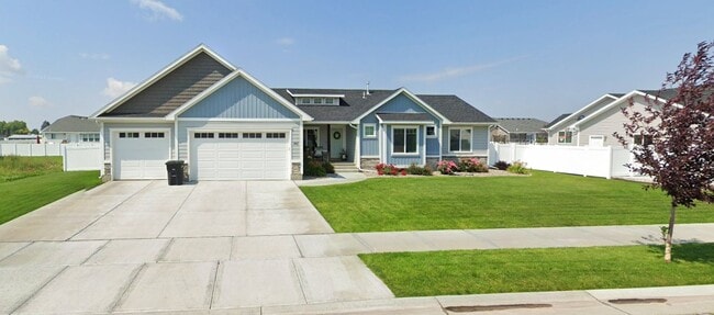 Building Photo - Gorgeous 6 Bedroom, 2.5 Bathroom Home in W...