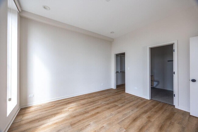 3207 N Narragansett Ave Unit 406