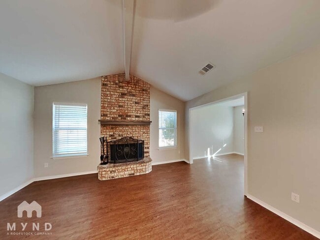 Photo - 461 NW Charlyne Dr