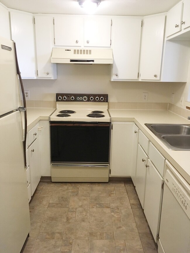 Photo - Perfectly Located 2 Bed/1.75 Bath Condo - Available Aug. 2026!