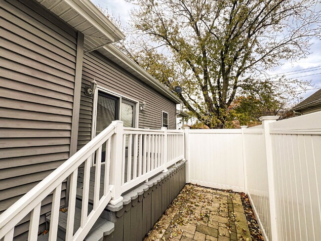 Photo - 402 S Illinois St