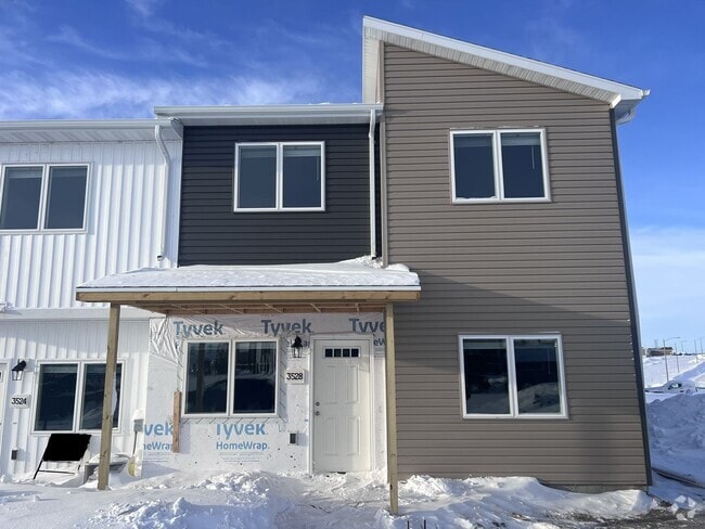 Building Photo - Townhome 2 Blocks from Legacy High School!