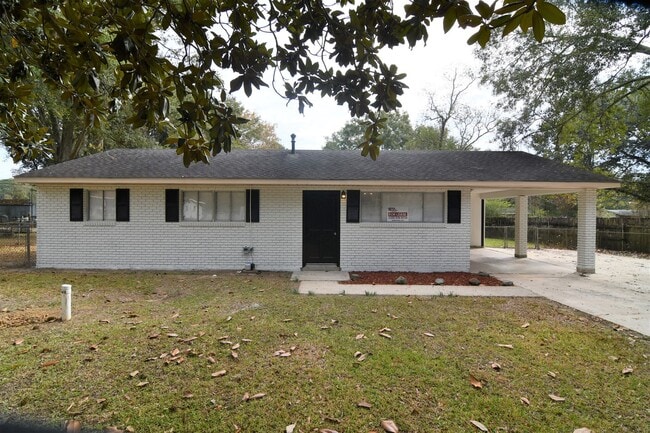 Building Photo - Newly Renovated! 3 bedroom, 1 bath home off Baker Blvd with easy access to Plank