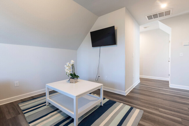 Building Photo - 410 25th St Rental