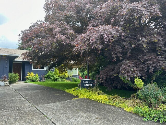 front of home with private pathway to far right - 3518 Northeast 94th Street Unit A