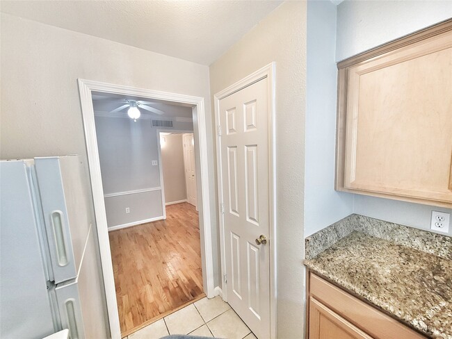 Building Photo - 1522 Yale St Unit 18