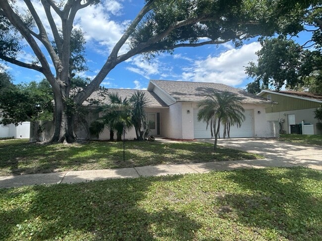 Building Photo - Charming Seminole Home in Prime Location Near Beaches & Parks